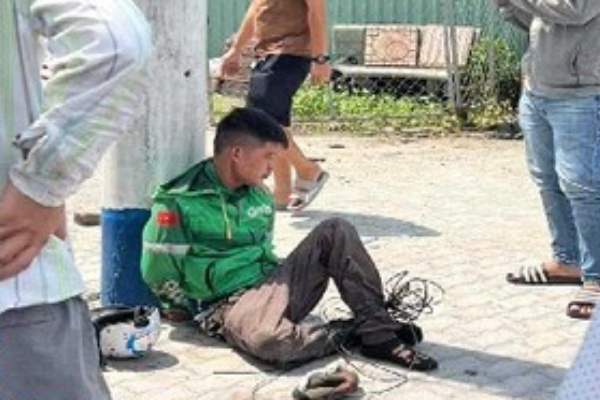 Truy duoi 2 nghi can cuop giat dien thoai, 4 nguoi bi thuong hinh anh