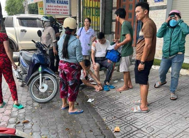 Cướp giật điện thoại,  4 người bị thương ảnh 2 Cuop giat dien thoai,  4 nguoi bi thuong anh 2
