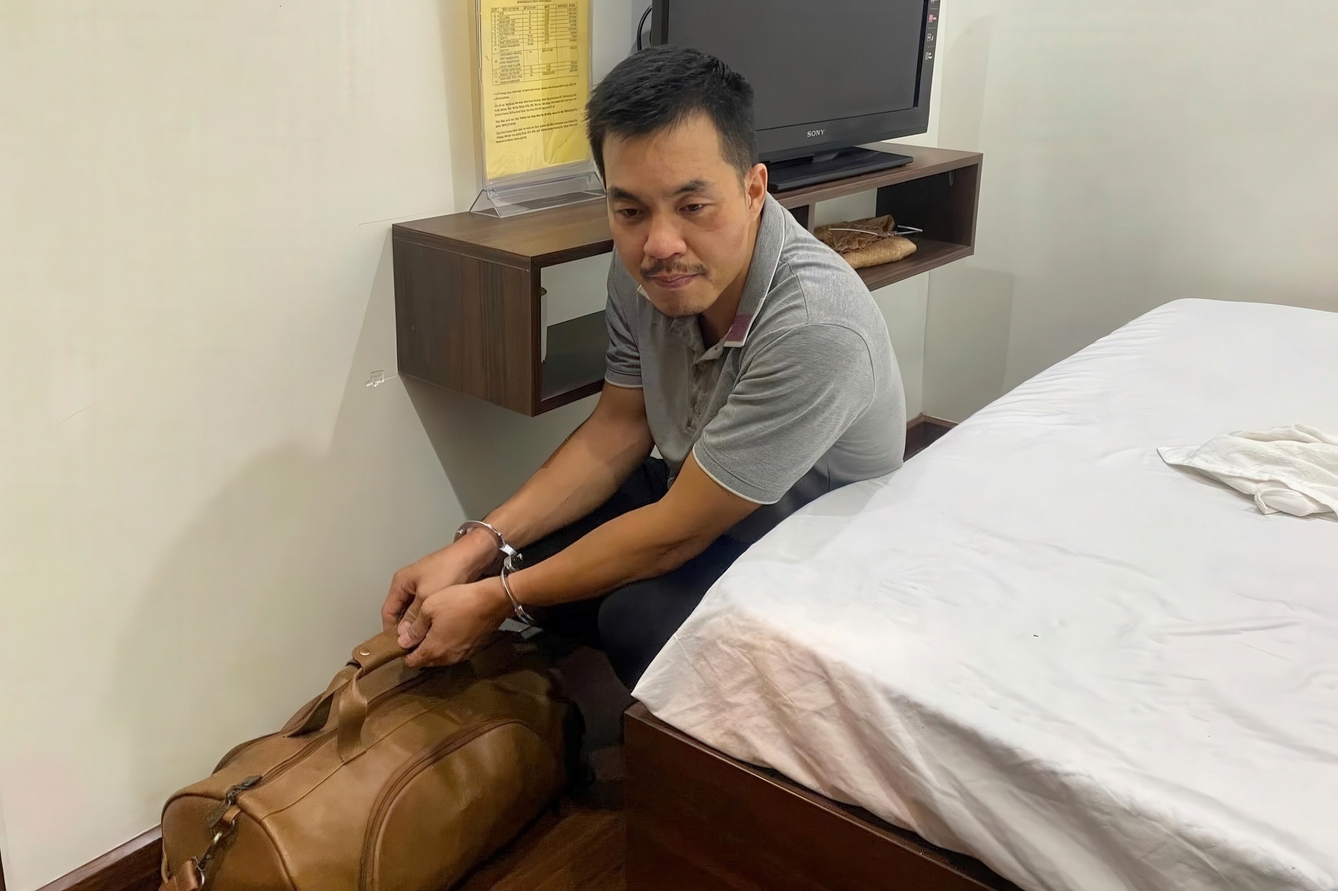 Bat Viet kieu 'dom' lay USD gia lua 500 trieu dong cua nguoi phu nu hinh anh