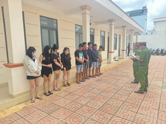 Mo tiec ma tuy,  Quan karaoke,  Karaoke KGX anh 1