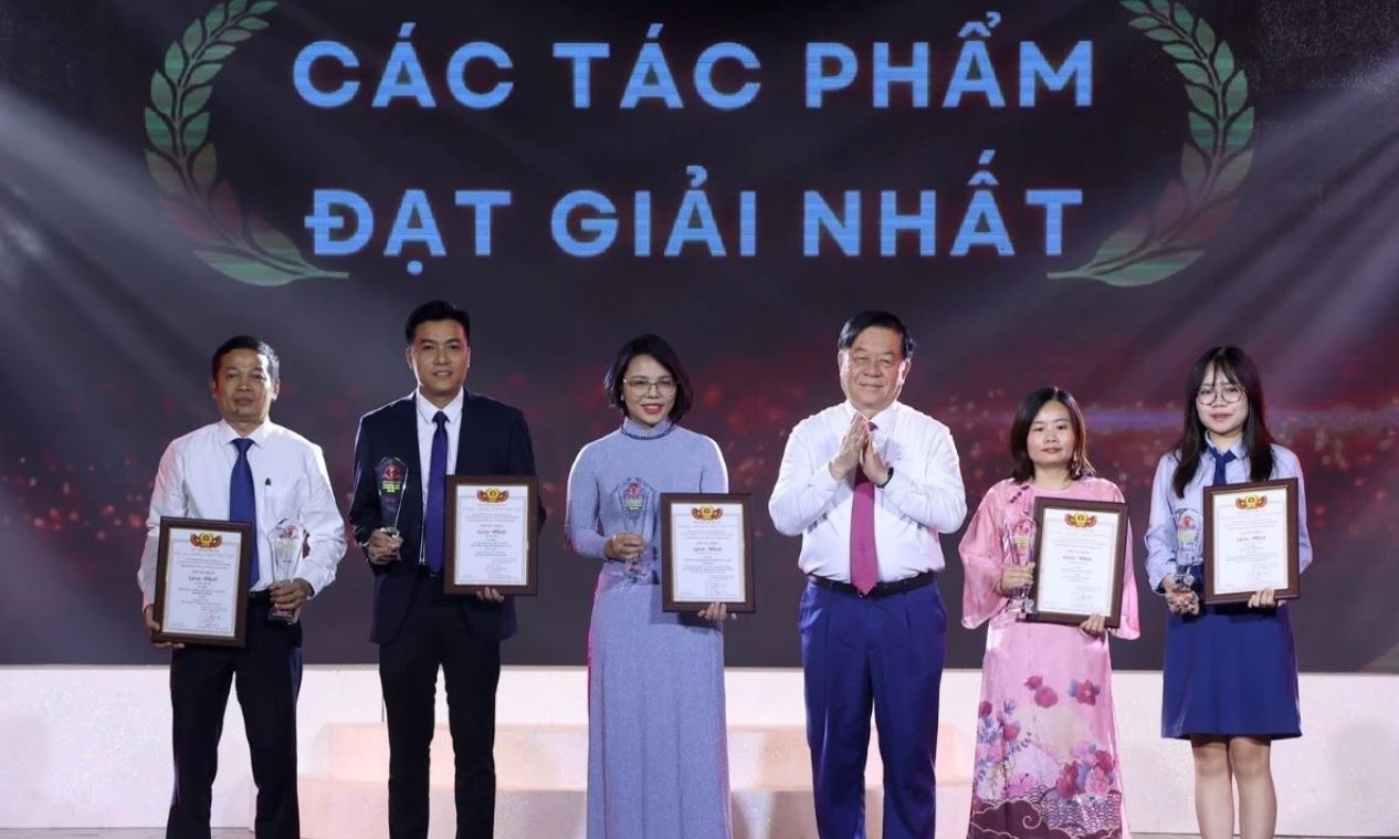 Trao giai chinh luan bao ve nen tang tu tuong Dang Khoi cac co quan TW hinh anh