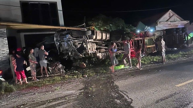 Xe dau keo mat lai, dam vao 4 nha dan hinh anh