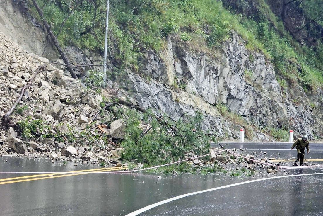 Sat lo bo taluy deo Prenn o Da Lat hinh anh