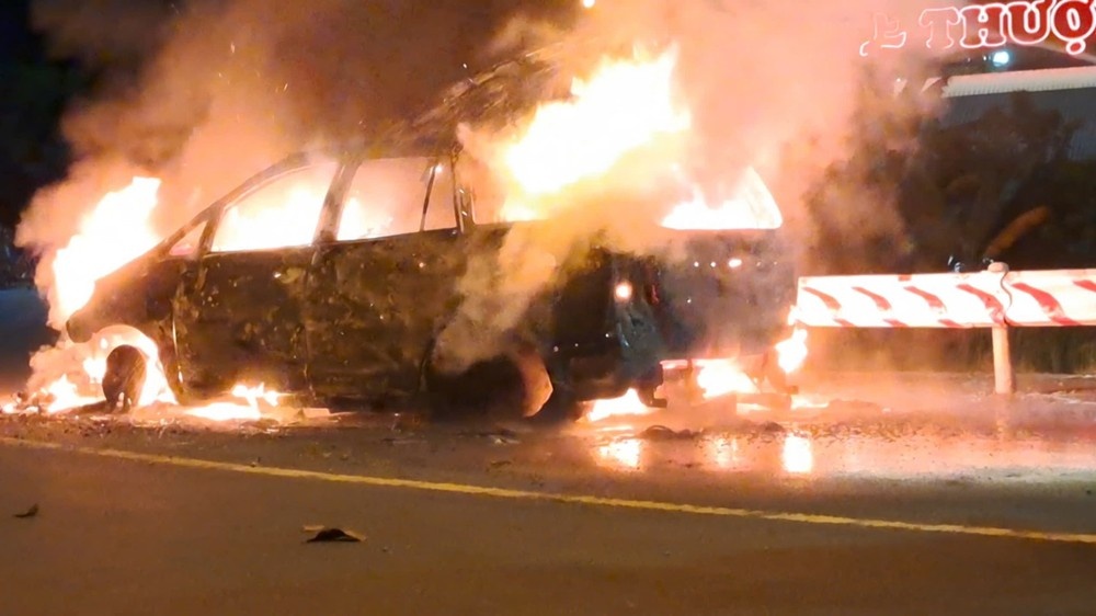 Xe 7 cho chay du doi khi qua cau Rach Mieu hinh anh