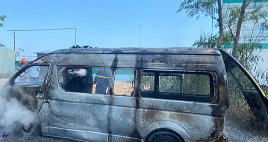 Xe cuu thuong boc chay o Binh Dinh hinh anh