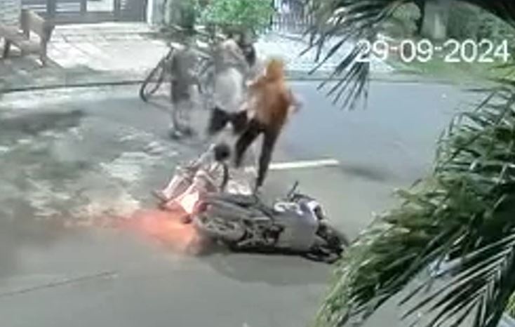 Nguoi phu nu bi hanh hung sau va cham voi tre truot patin giua duong hinh anh