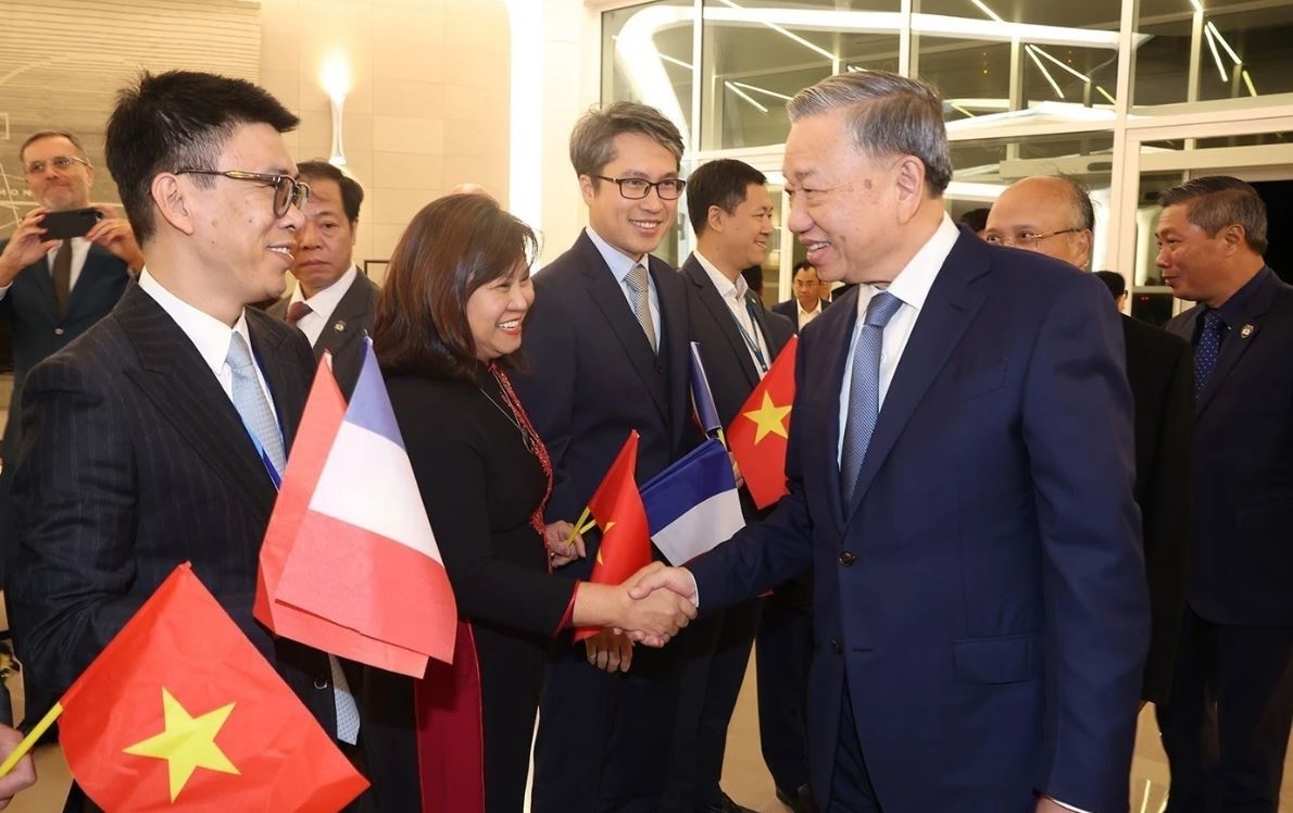 Tong Bi thu, Chu tich nuoc bat dau du Hoi nghi Phap ngu va tham Phap hinh anh