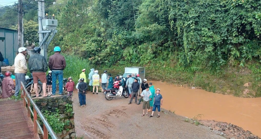 Tim thay tai xe bi nuoc cuon troi o Da Lat hinh anh