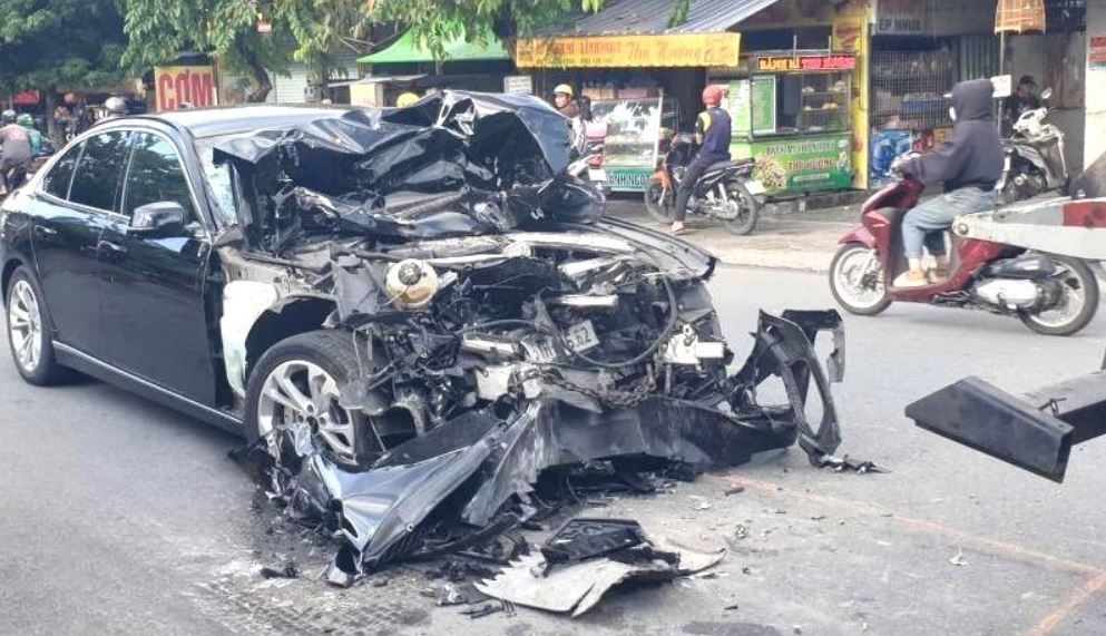 Oto 5 cho bien dang sau va cham voi xe bon hinh anh