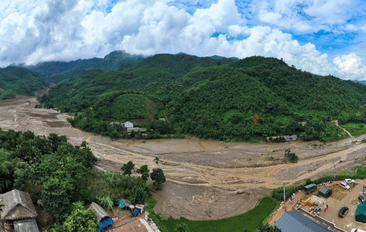 Trong 5 phut, lu quet mang 1,6 trieu m³ nuoc va dat da xuong Lang Nu hinh anh