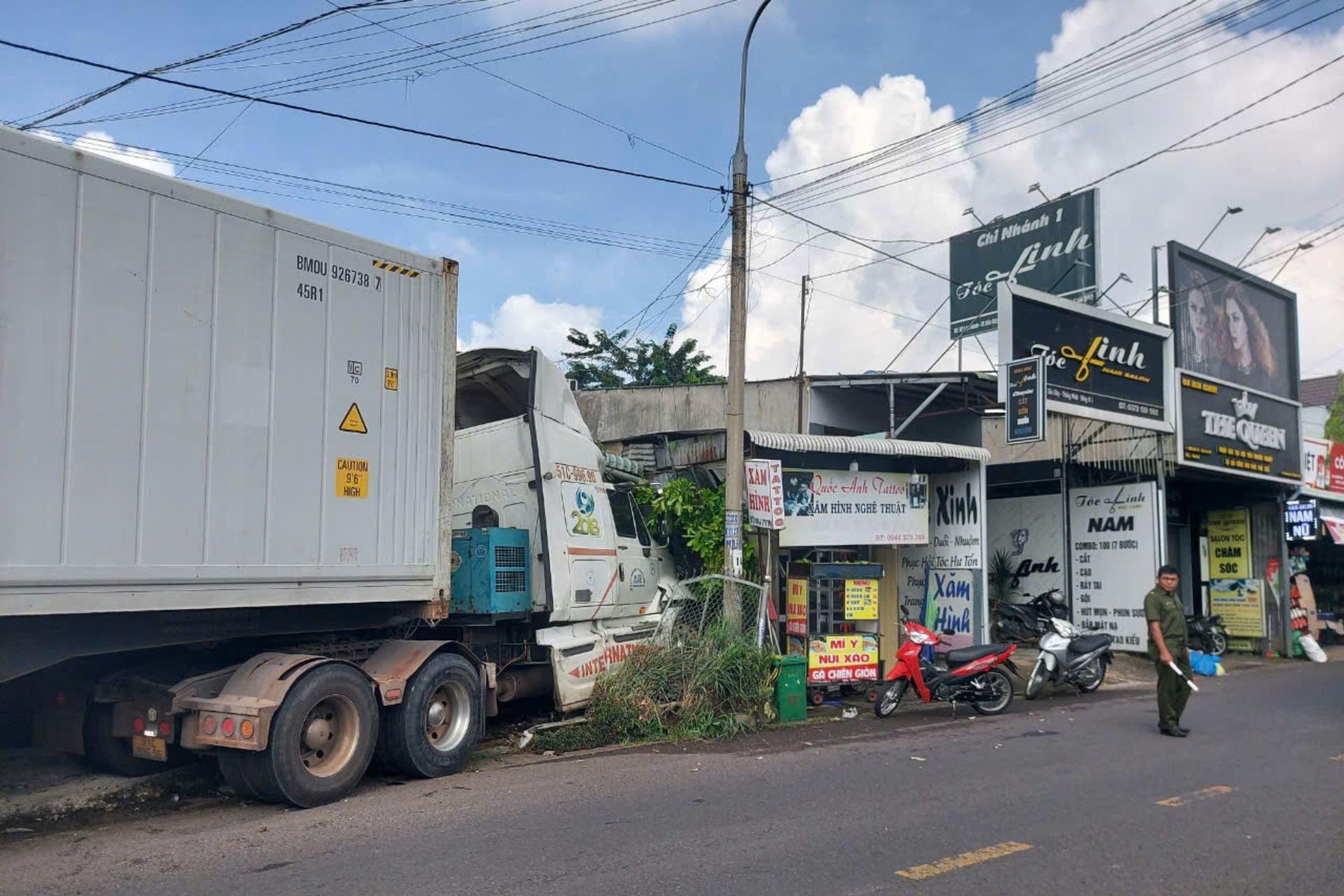 Xe container lao vao nha dan o Dong Nai hinh anh