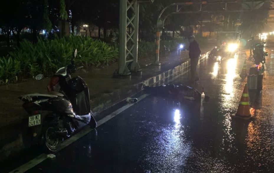 Phat hien thi the co gai ben xe may o chan cau Sai Gon hinh anh