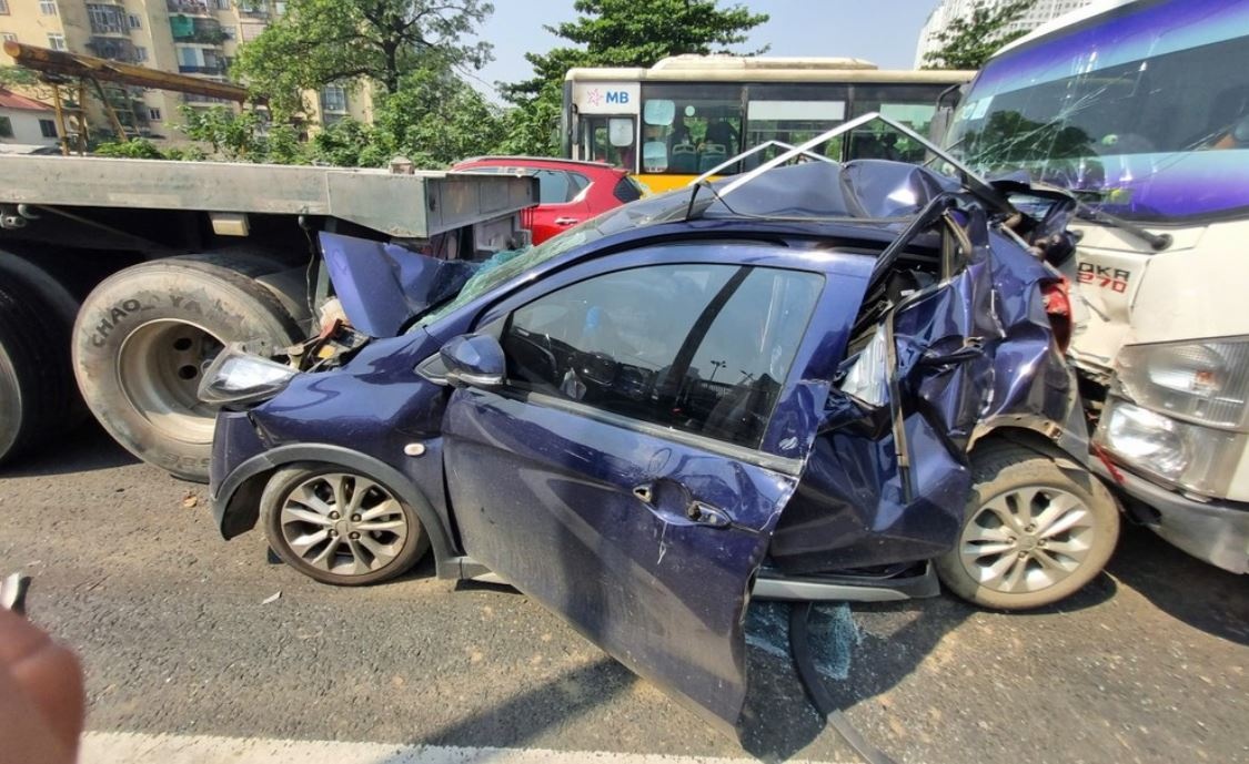 Tai nan oto lien hoan o Ha Noi, 4 nguoi mac ket hinh anh