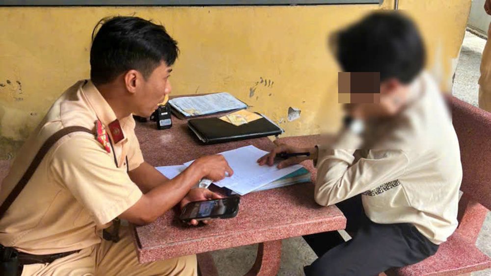 Xu phat tai xe cong nghe khien CSGT truy duoi nhieu km o TP.HCM hinh anh