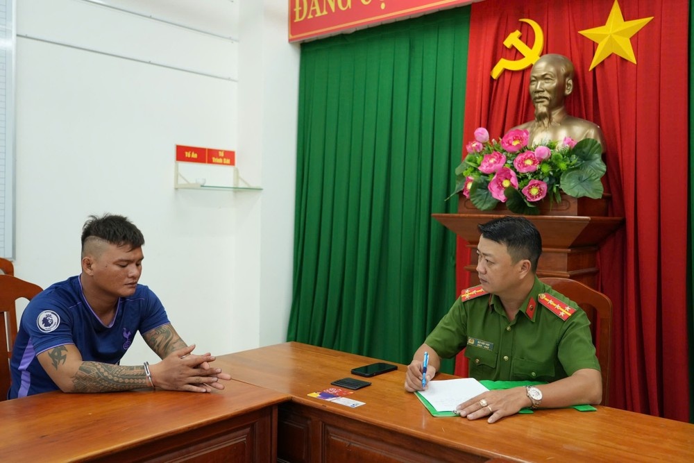 Tam giu hinh su doi tuong cuop tui xach cua du khach nuoc ngoai hinh anh