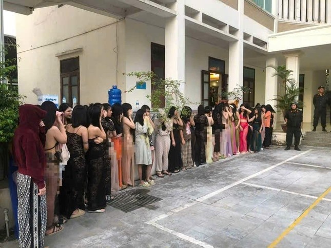 Hang chuc canh sat dot kich quan karaoke - massage G7 luc rang sang hinh anh