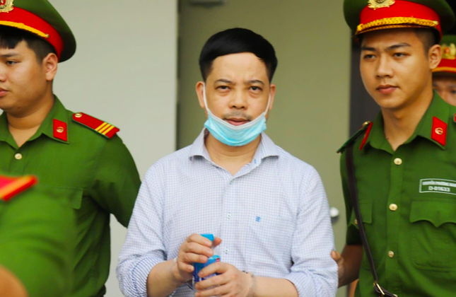 'Cong thuc' kiem chac tu viec boi tron xin cap phep chuyen bay hinh anh