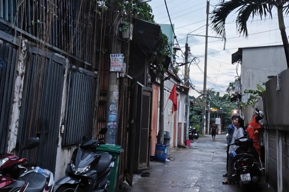 Nguoi dan ong nghi bi dien giat tu vong tren tang thuong hinh anh