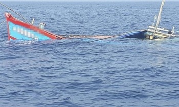 Tau ca ngu dan Binh Dinh bi dam chim hinh anh