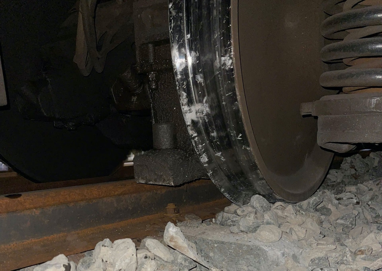 Tau hoa lien tiep bi trat banh o Hue do thi cong duong khong tot hinh anh