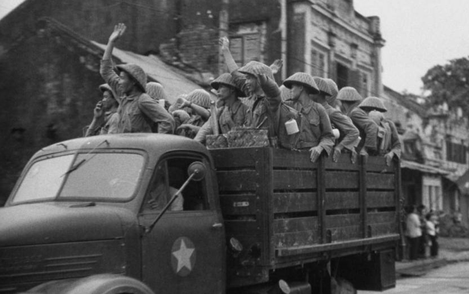 Khoanh khac kho quen trong ngay Giai phong Thu do 10/10/1954 hinh anh