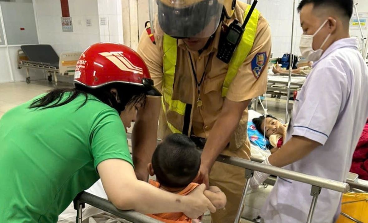 CSGT Binh Duong dua be mot tuoi bi bong nang di cap cuu hinh anh