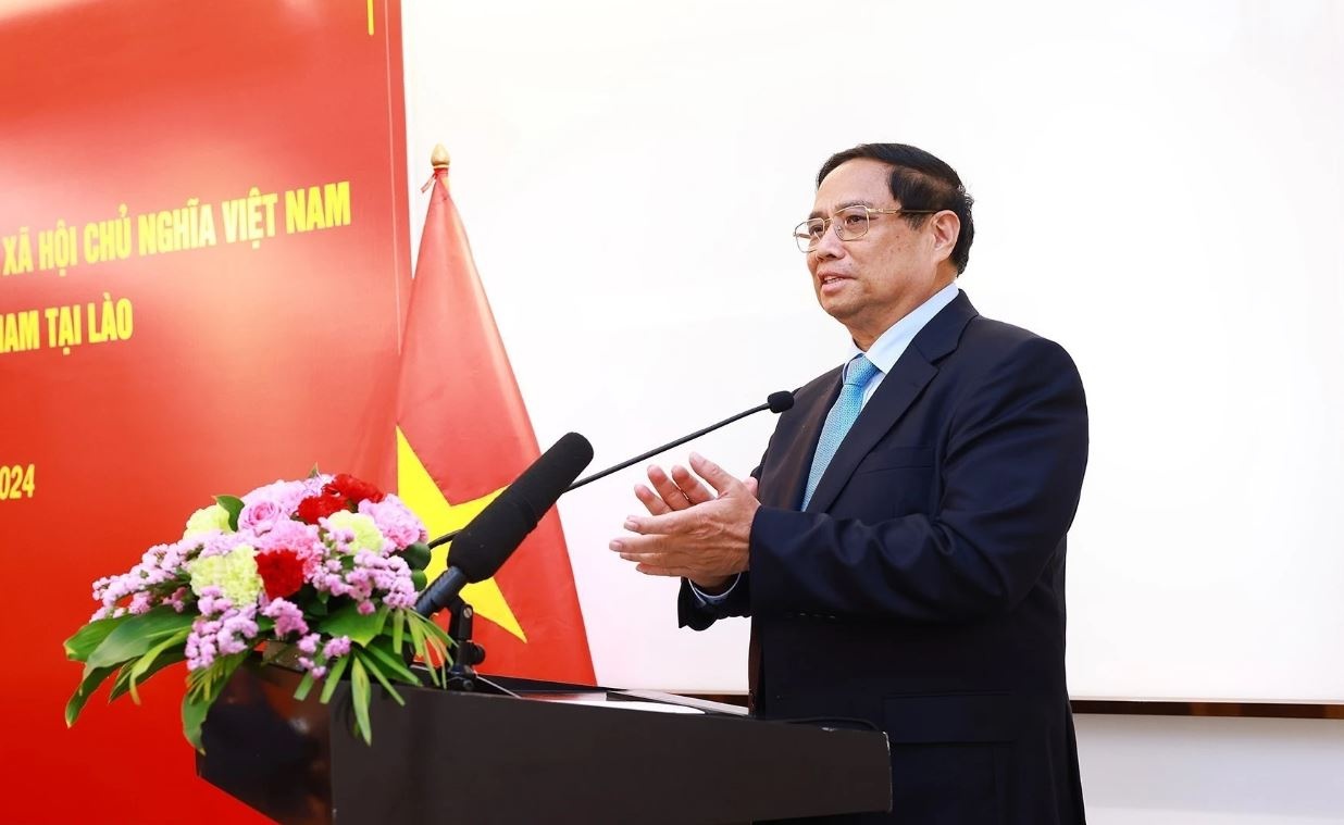 Thu tuong lam viec voi cac co quan dai dien Viet Nam tai Lao hinh anh