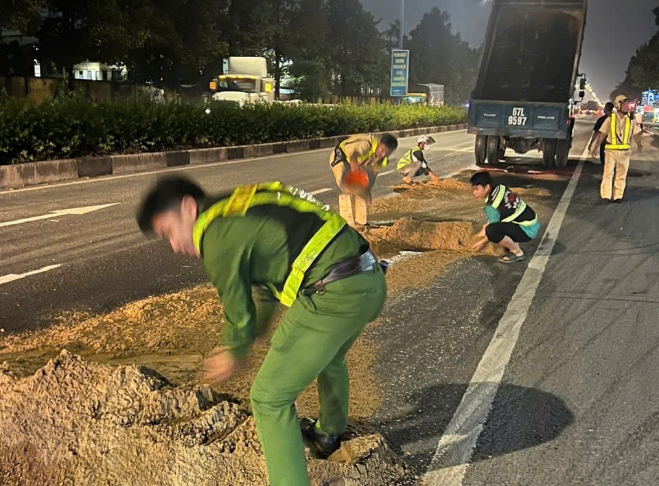 Xe nang hang lam do nhot tren duong 'huyet mach' Binh Duong hinh anh