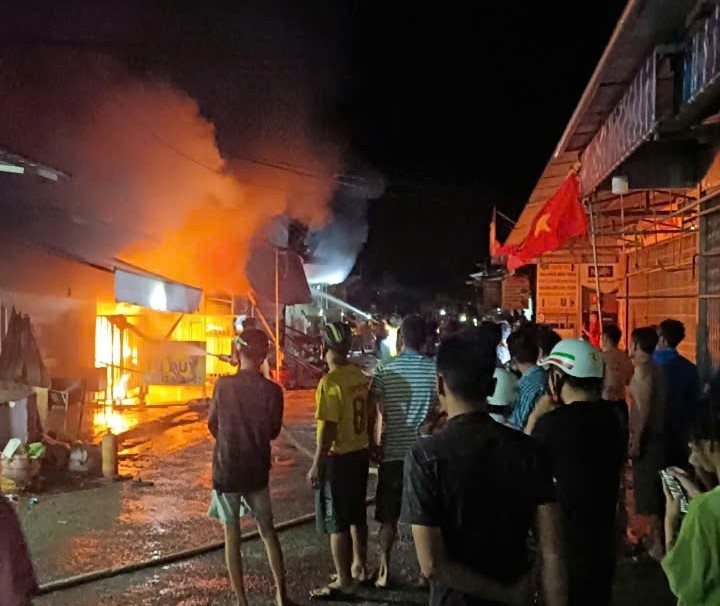 Chay nha Ca Mau anh 1