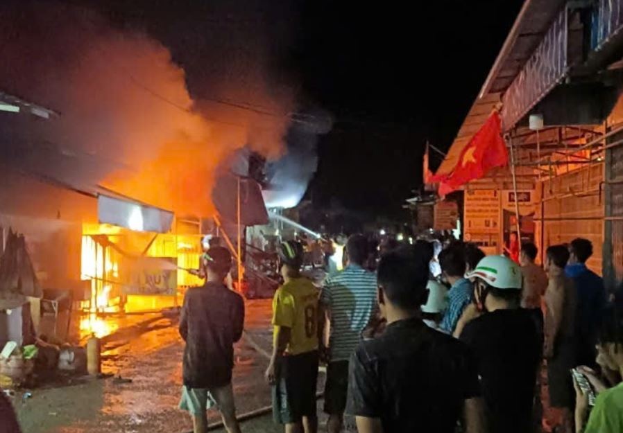 Lua thieu rui 3 can nha o Ca Mau hinh anh