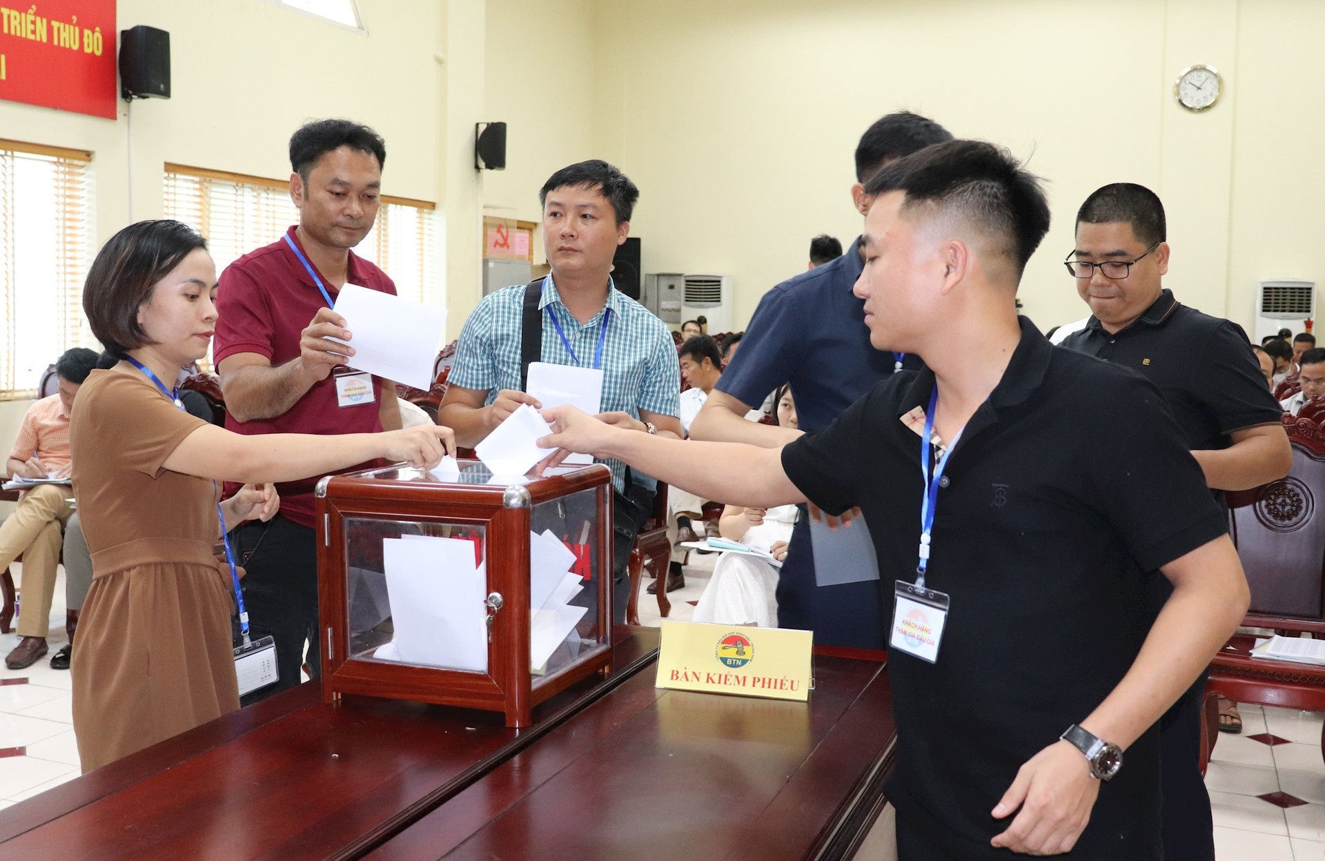 Ha Noi huy ket qua dau gia 3 mo cat gan 1.700 ty dong hinh anh