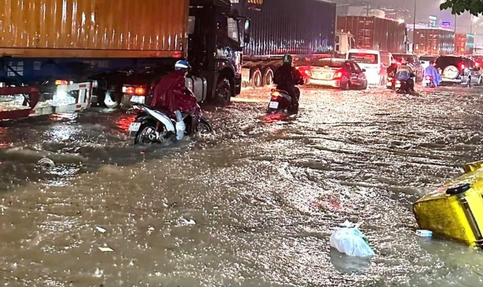 Nuoc cuon troi xe, cay xanh gay do o TP.HCM, Binh Duong hinh anh