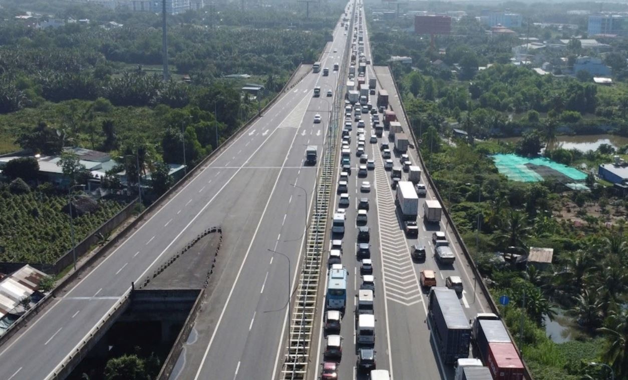 Xe container chet may giua cau, cao toc TP.HCM - Long Thanh tac 8 km hinh anh