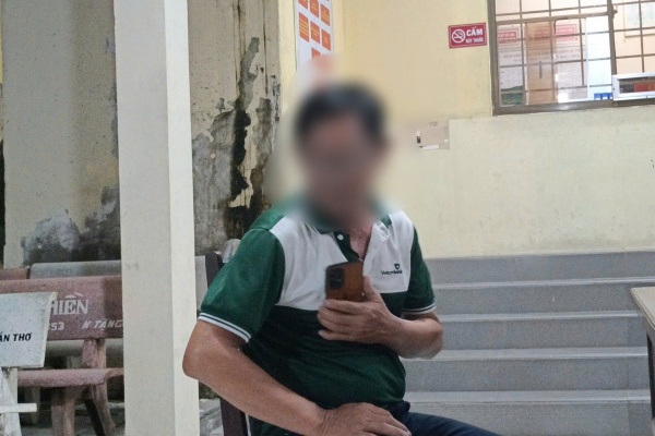 Nhan vien bao ve say ruou, quay pha chot kiem tra nong do con hinh anh