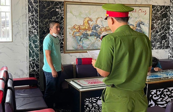 Bat chu co so massage giam giu nu tiep vien, ep ky giay vay muon tien hinh anh