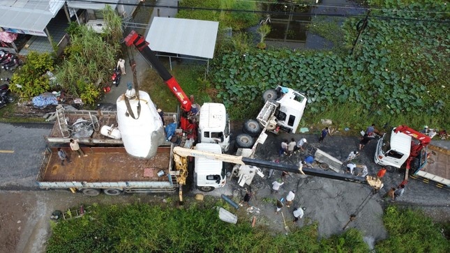 Xe tron be tong lat chan ngang quoc lo 63, un tac nhieu gio hinh anh