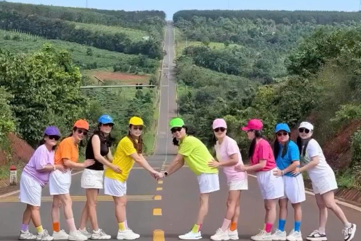 Dan hang ngang,  Quay clip tren duong anh 1