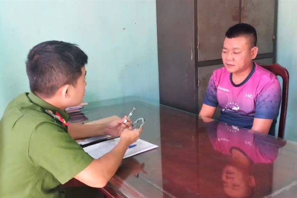 Ga trai o Nam Dinh gia danh cong an doa gai mai dam 'nop' 100 trieu hinh anh