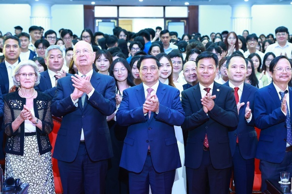 Thu tuong va Chu tich Dien dan Kinh te The gioi giao luu voi sinh vien hinh anh