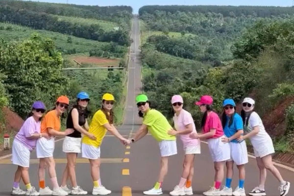 Cong an thong tin ve 9 phu nu dan hang ngang quay clip tren duong hinh anh