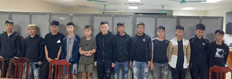 Au da trong dem,  Nghi bi nhin deu anh 1