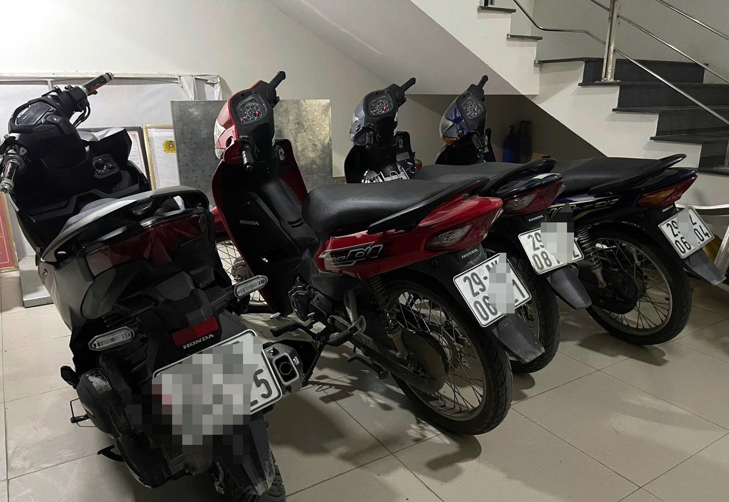 Au da trong dem,  Nghi bi nhin deu anh 2