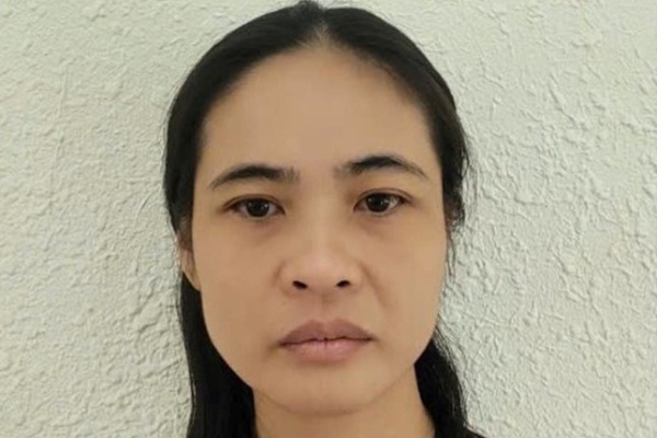 Cho nu phien dich kiem giup viec o cung nha, ong chu bi lua tien hinh anh