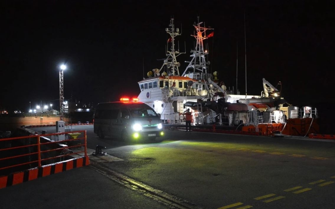 Cap cuu thanh cong thuyen vien tau SEA HERMES bi benh trong dem hinh anh