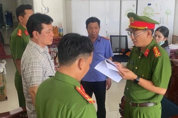 Khoi to giam doc cong ty o Ca Mau de dieu tra hanh vi tron thue hinh anh