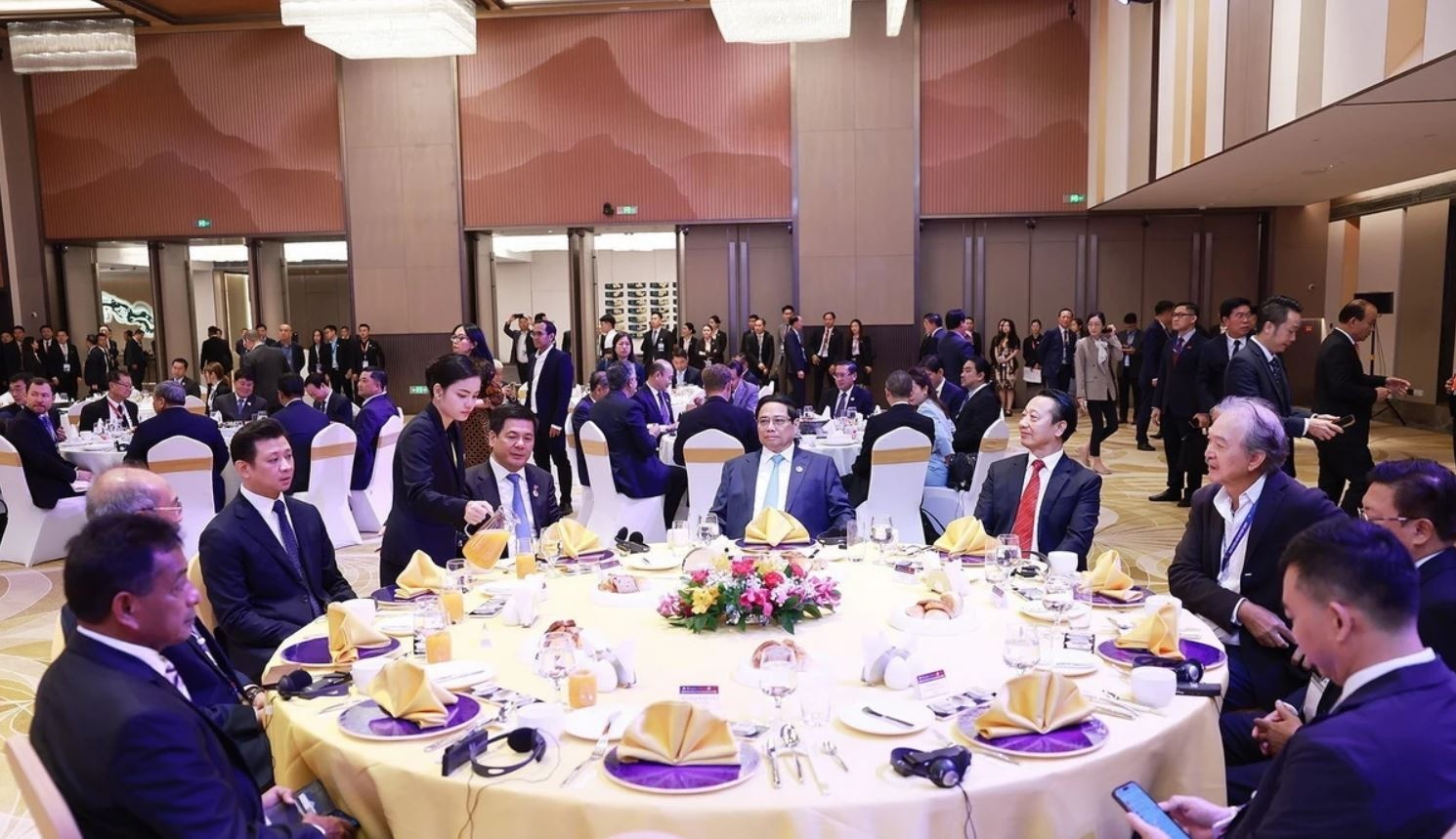 Thu tuong Viet Nam, Lao, Campuchia an sang giao luu voi ASEAN BAC hinh anh