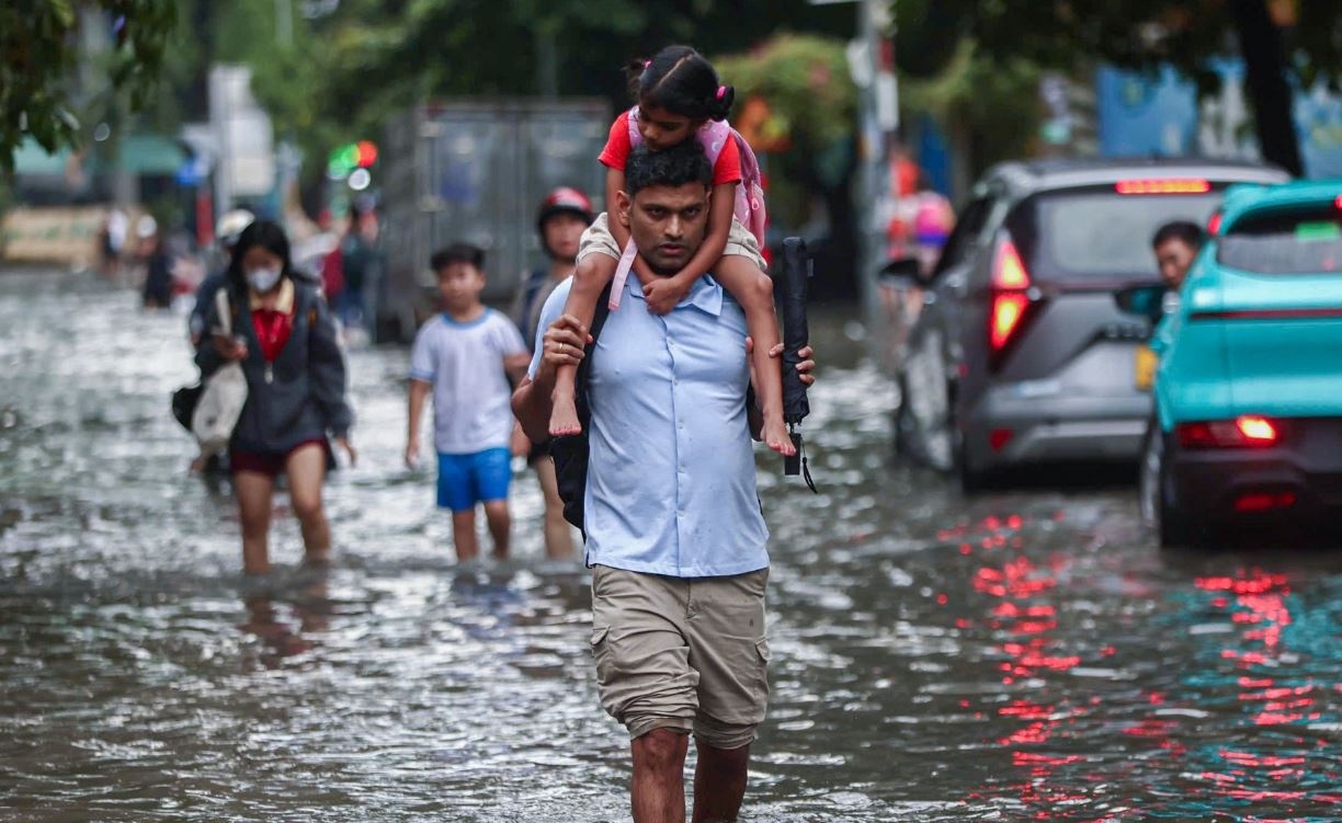 Thoi tiet 11/10: Nam Bo, Quang Tri - Phu Yen mua rat to hinh anh