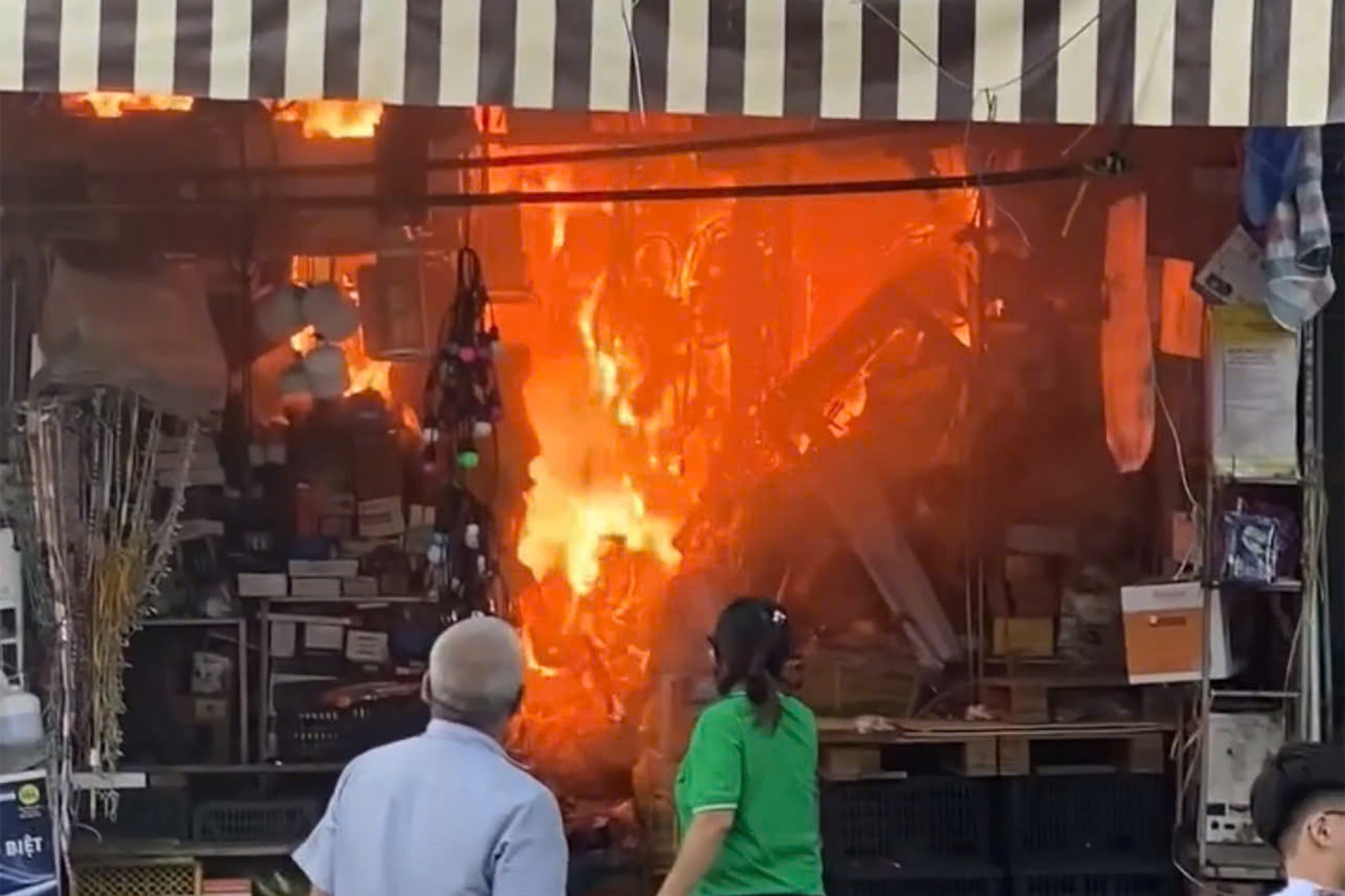 Cua hang o TP Cam Pha boc chay du doi, nguoi dan hoi ha cuu tai san hinh anh