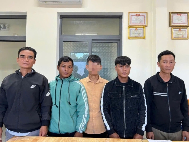 Khoi to, cam di khoi noi cu tru voi 6 bi can giet hai 2 con trau hinh anh