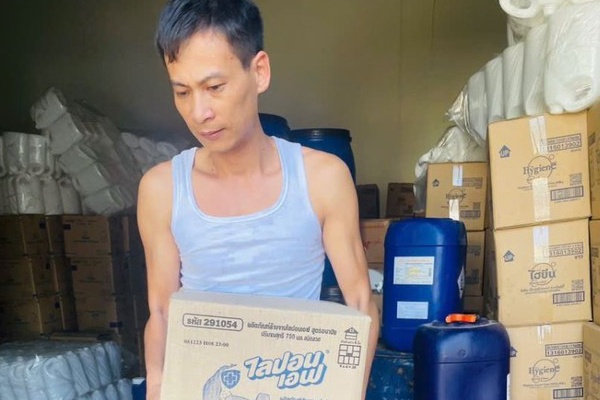 Khoi to chu co so chuyen san xuat, buon ban nuoc giat gia thuong hieu hinh anh